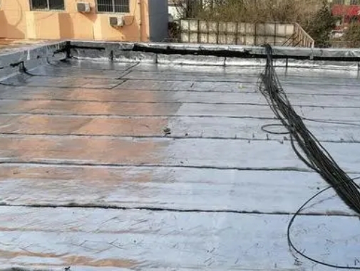 龙里卫生间漏水维修公司分享下龙里屋面楼顶防水刚性防水层施工要点。